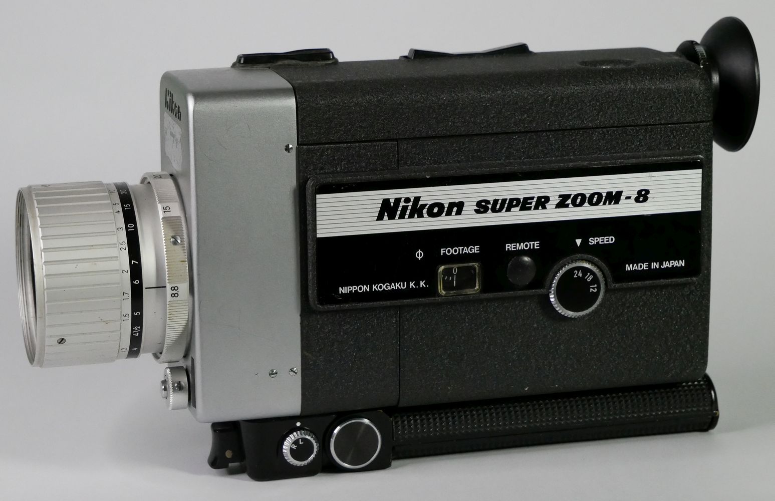 Cinepresa NIKON Super Zoom 8